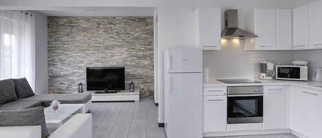 Refrigerador, microondas, horno y parrilla de estufa