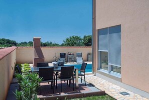 Outdoor dining - Holiday home with outdoor pool, air conditioning and terrace (Ližnjan)