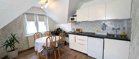 ثلاجة، ميكروويف، موقد طهي مسطح، ماكينة لصنع القهوة/الشاي