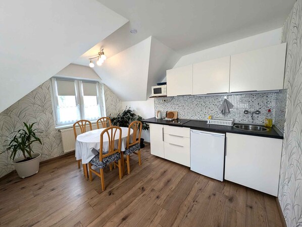 Fridge, microwave, stovetop, coffee/tea maker