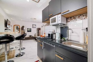 Kühlschrank, Mikrowelle, Herdplatte, Wasserkocher mit Kaffee-/Teezubehör