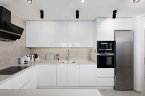 Kühlschrank, Mikrowelle, Ofen, Herdplatte