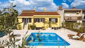 A yellow villa with a swimming pool, a balcony, and a staircase leading to the entrance. - Holiday home with outdoor pool, air conditioning and sea view (Punat)