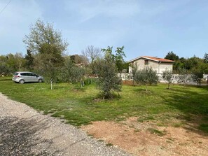 المنطقة المحيطة بالمنشأة