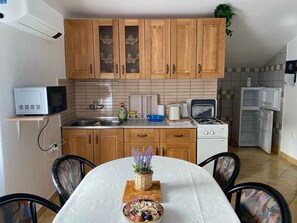 ثلاجة، ميكروويف، موقد طهي مسطح، محمصة خبز