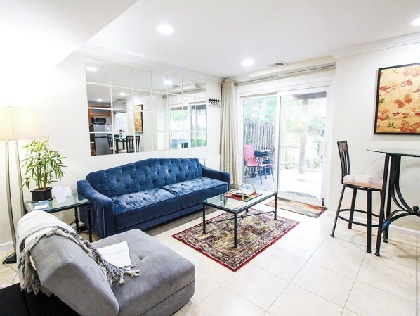 Smart TV - 1 BR Basement Apart walk 13M Metro/Drive 5M IAD (Herndon)