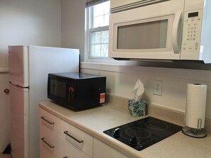 Frigorifero, microonde, forno, piano cottura