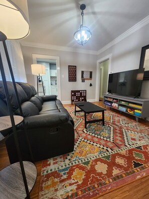 Smart TV, books - Katherine's Cozy Bungalow! No Check-out List!! THREE bedroom with QUEEN beds!  (Terre Haute)