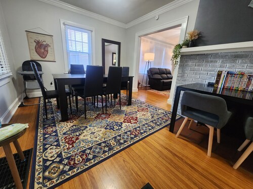 Katherine's Cozy Bungalow! No Check-out List!! THREE bedroom with QUEEN beds! 