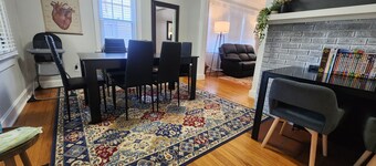 Katherine's Cozy Bungalow! No Check-out List!! THREE bedroom with QUEEN beds! 