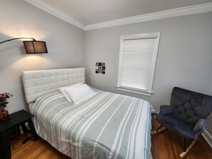 3 bedrooms, desk, iron/ironing board, travel cot - Katherine's Cozy Bungalow! No Check-out List!! THREE bedroom with QUEEN beds!  (Terre Haute)