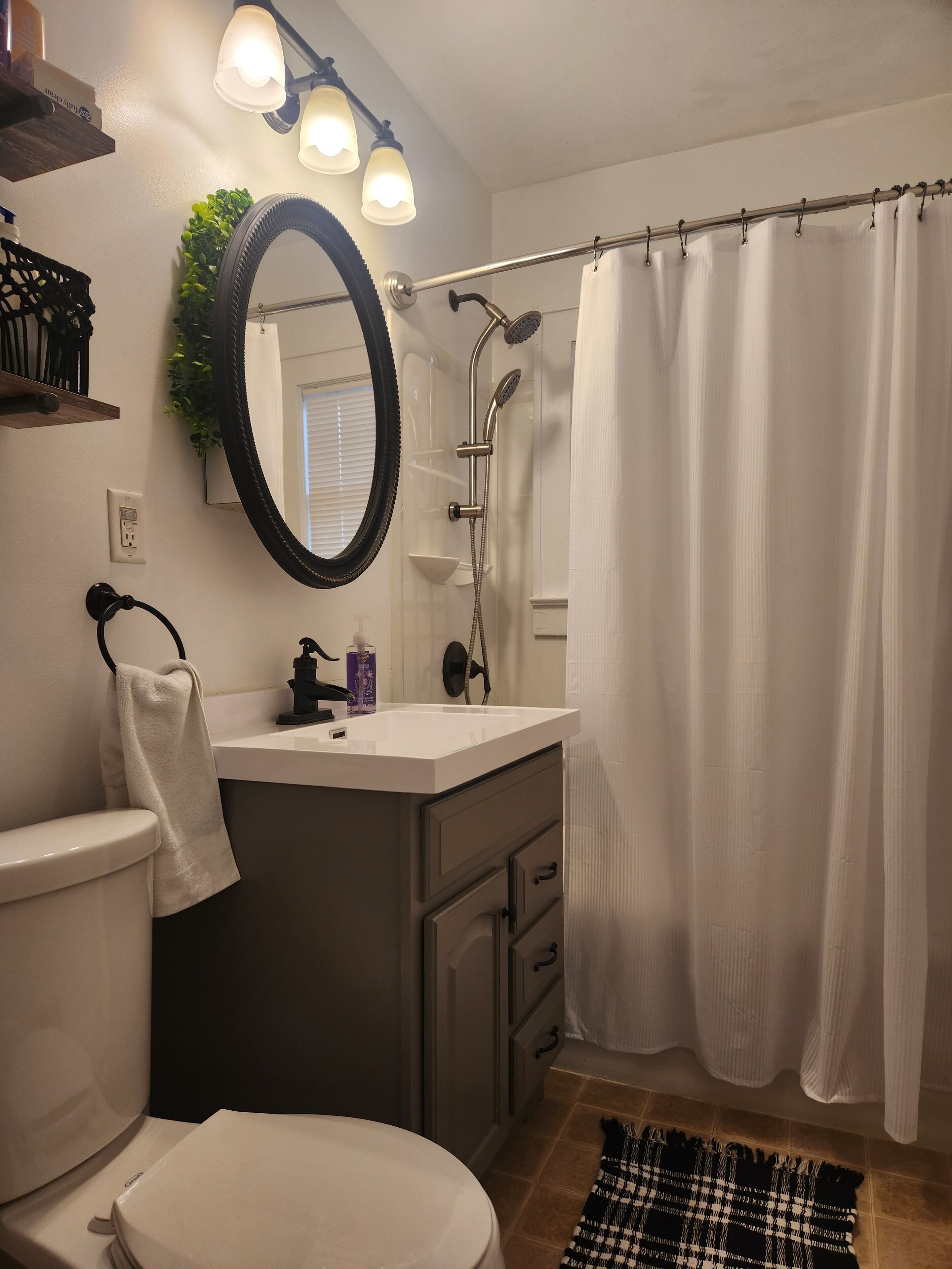 Asciugacapelli, asciugamani, shampoo, carta igienica