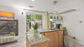 Geladeira, micro-ondas, cafeteira/chaleira