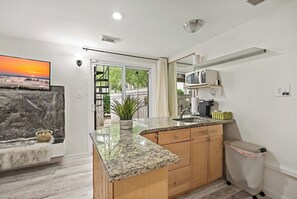 Refrigerador, microondas, cafetera y tetera y utensilios de cocina