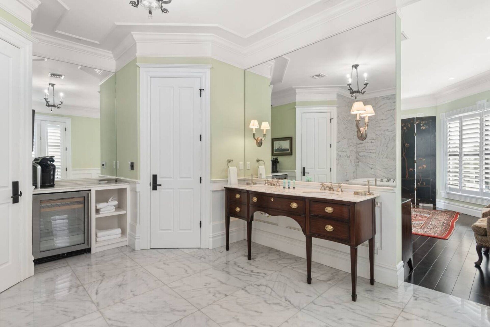 Une salle de bain spacieuse avec un grand meuble-lavabo, une douche séparée et un sol en marbre.