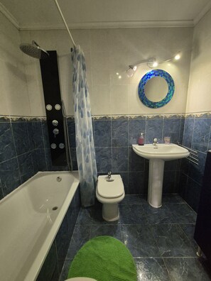 Douche, sèche-cheveux, serviettes fournies