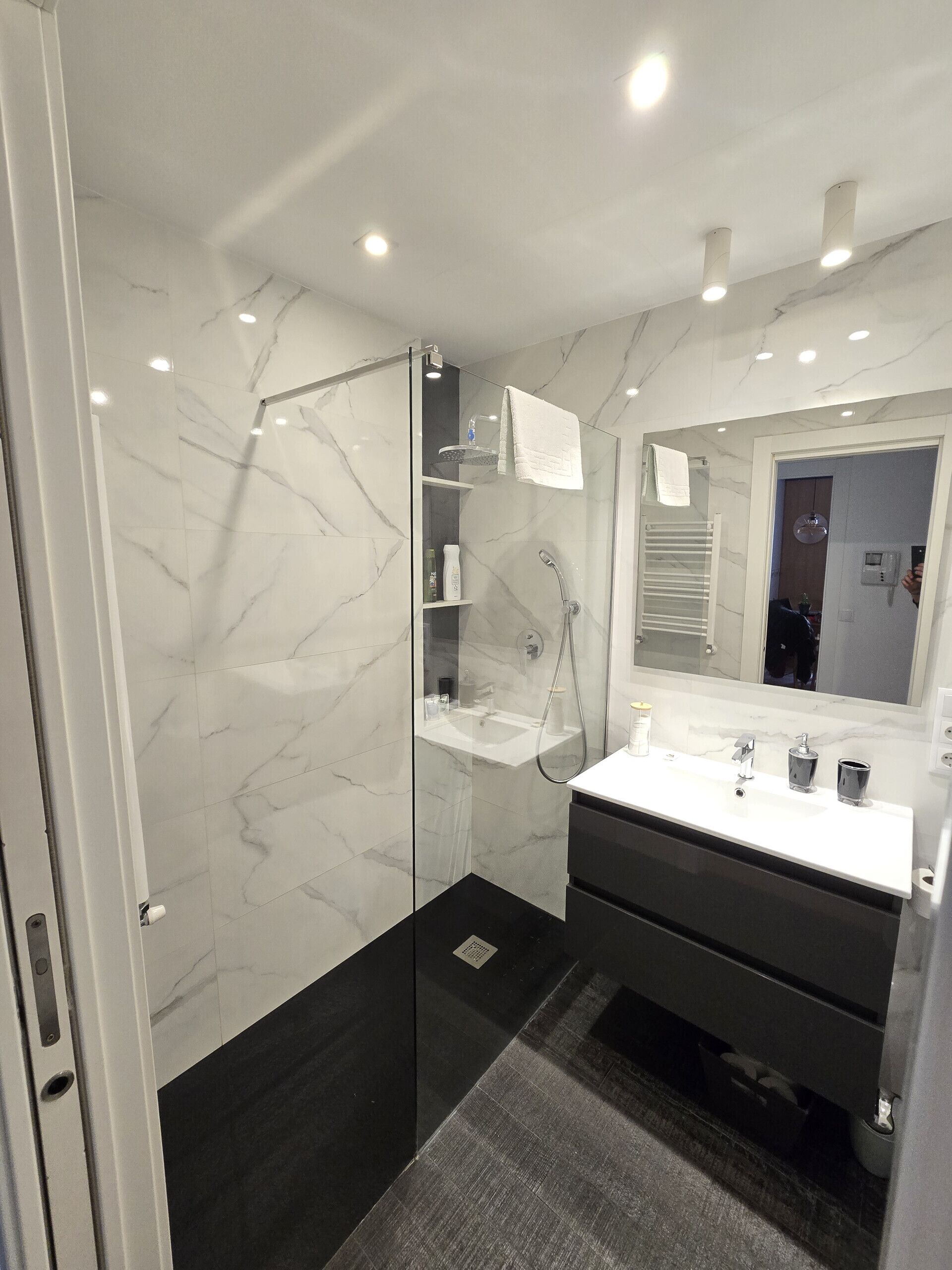 Shower, hair dryer, towels