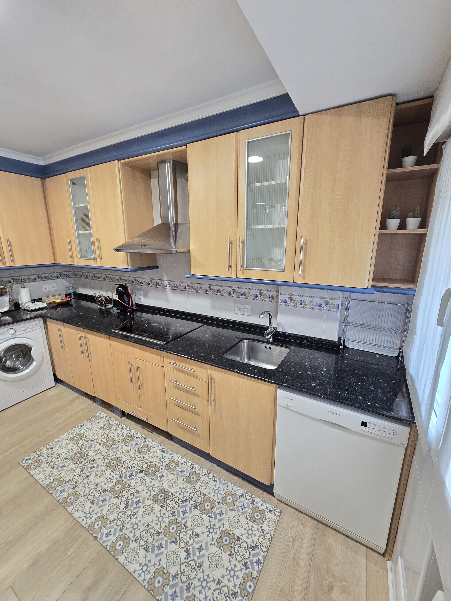 Een koelkast, een microgolfoven, een oven, een vaatwasser