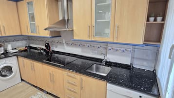 Een koelkast, een microgolfoven, een oven, een vaatwasser