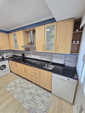 Een koelkast, een magnetron, een oven, een vaatwasser