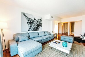 Living area - Modern 2 Bed, 2 Bath Gem in Sunny Isles – Prime Location on Collins Ave! (Sunny Isles Beach)