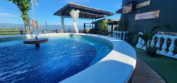 Una piscina techada, una piscina al aire libre