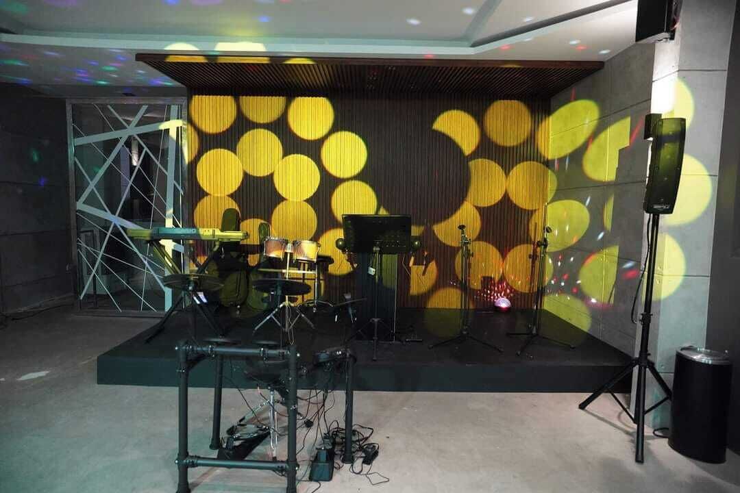 Une scène avec des instruments de musique et un décor composé de motifs circulaires jaunes.