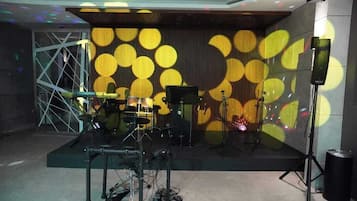 Une scène avec des instruments de musique et un décor composé de motifs circulaires jaunes.