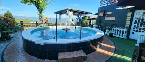 Una piscina techada, una piscina al aire libre