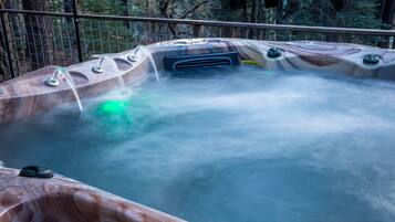 Tina de hidromasaje al aire libre