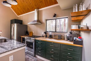 Fridge, microwave, oven, stovetop - Hot Tub + Fire Pit - Games + Loft - 20min to Durango-Silverton Train (Durango)