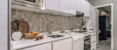 Réfrigérateur, micro-ondes, four, plaque de cuisson