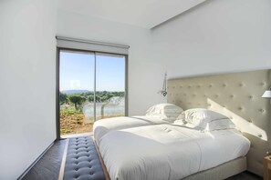 2 bedrooms, iron/ironing board, WiFi