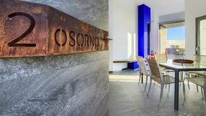 Un intérieur moderne avec un mur en métal sur lequel figure le chiffre « 2 » et le mot « SORNO ».