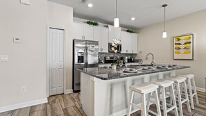 Fridge, microwave, oven, dishwasher - Beautiful Townhouse 4Bed/3Bath/Pool/5Min Disney (Kissimmee)