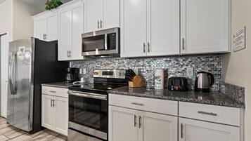 Réfrigérateur, micro-ondes, four, lave-vaisselle