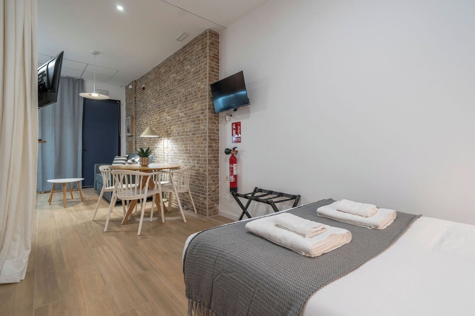 Een strijkplank/strijkijzer, gratis wifi, beddengoed