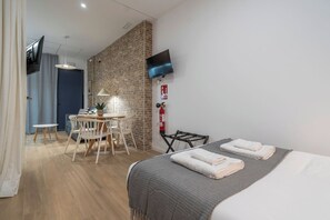 Iron/ironing board, free WiFi, bed sheets