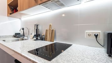 Réfrigérateur, micro-ondes, plaque de cuisson, lave-vaisselle