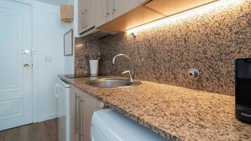 Réfrigérateur, micro-ondes, plaque de cuisson, cafetiÚre/bouilloire