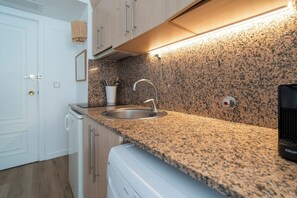 Kühlschrank, Mikrowelle, Herdplatte, Wasserkocher mit Kaffee-/Teezubehör