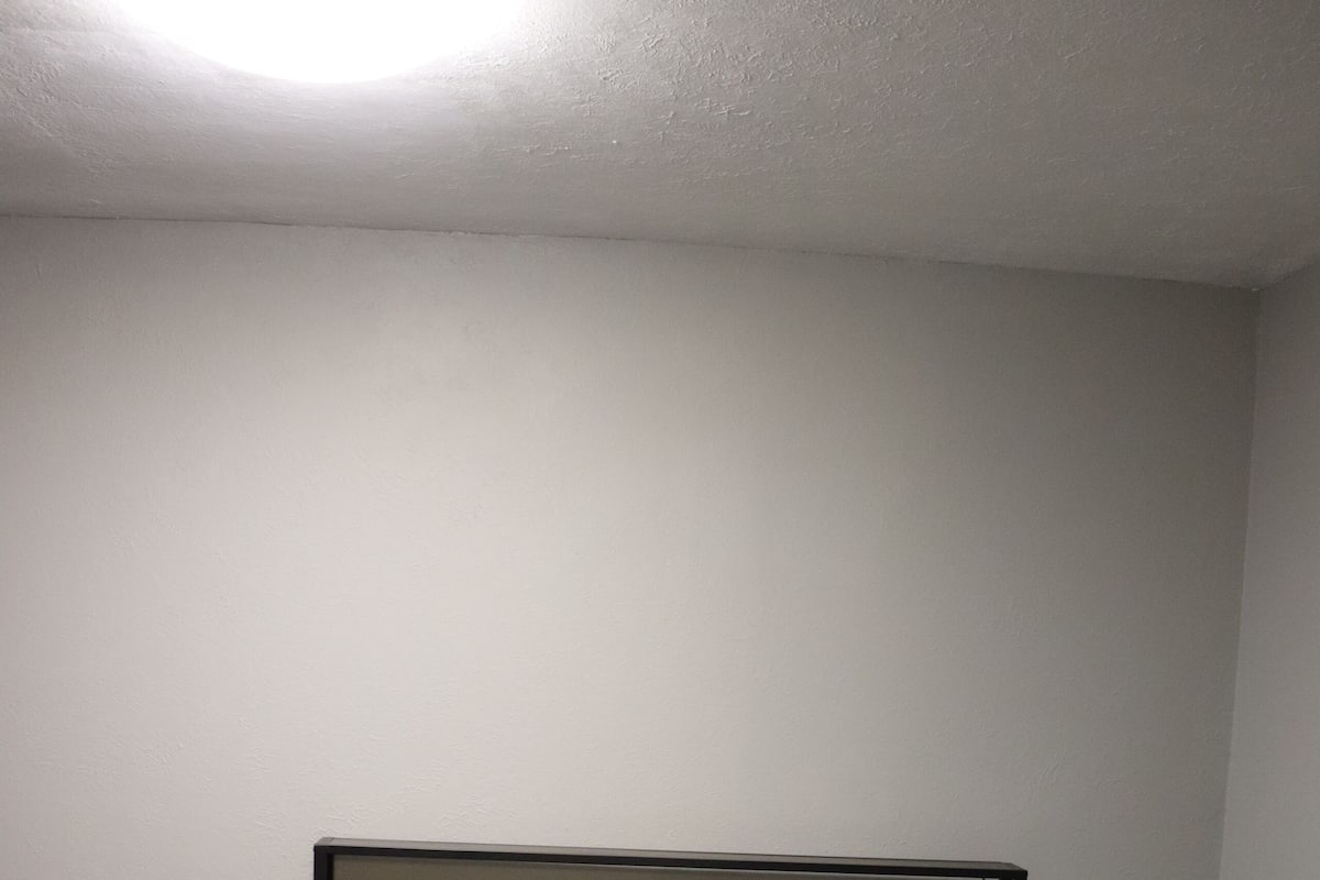 Single Room, 1 Queen Bed | Iron/ironing board, free WiFi