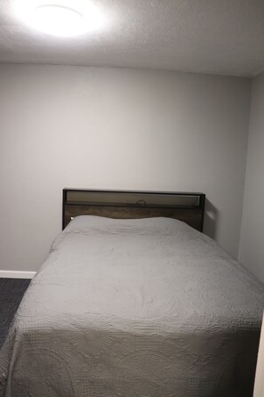 Single Room, 1 Queen Bed | Iron/ironing board, free WiFi