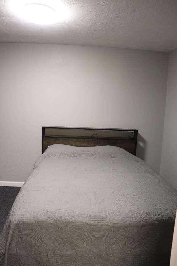 Single Room, 1 Queen Bed | Iron/ironing board, free WiFi