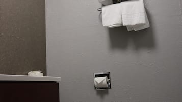 Habitación doble, 2 camas matrimoniales, planta baja | Baño | Secadora de cabello, toallas, jabón, papel de baño