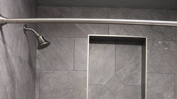 Eenpersoonskamer, 1 queensize bed, op benedenverdieping | Badkamer | Een haardroger, handdoeken, zeep, toiletpapier