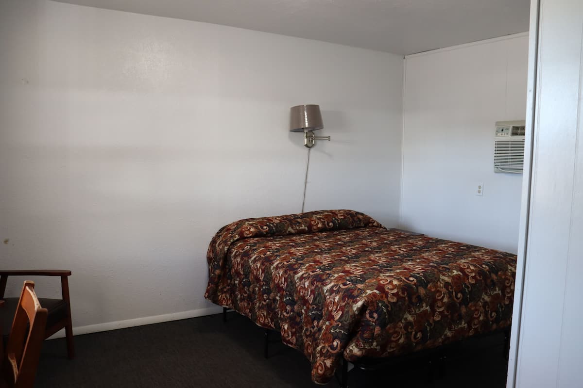 Single Room, 1 Queen Bed, Ground Floor | Iron/ironing board, free WiFi