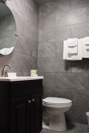 Single Room, 1 Queen Bed, Ground Floor | Bathroom | Hair dryer, towels, soap, toilet paper