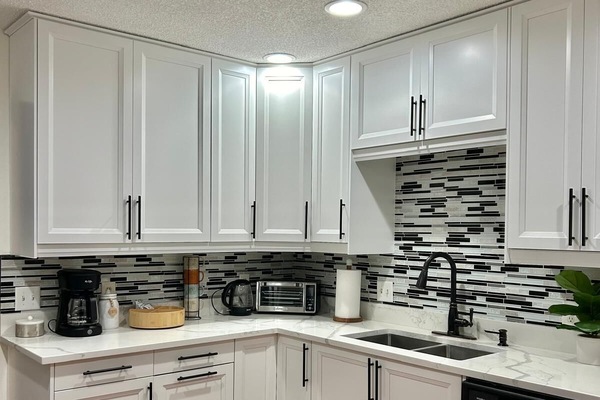 Microondas, horno, placa de cocina y lavavajillas