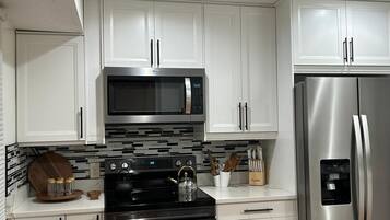 Een magnetron, een oven, een kookplaat, een vaatwasser